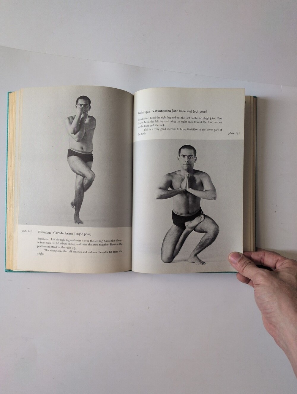The Complete Illustrated Book of Yoga - Swami Vishnudevananda - 1960 - Picture 6 of 16